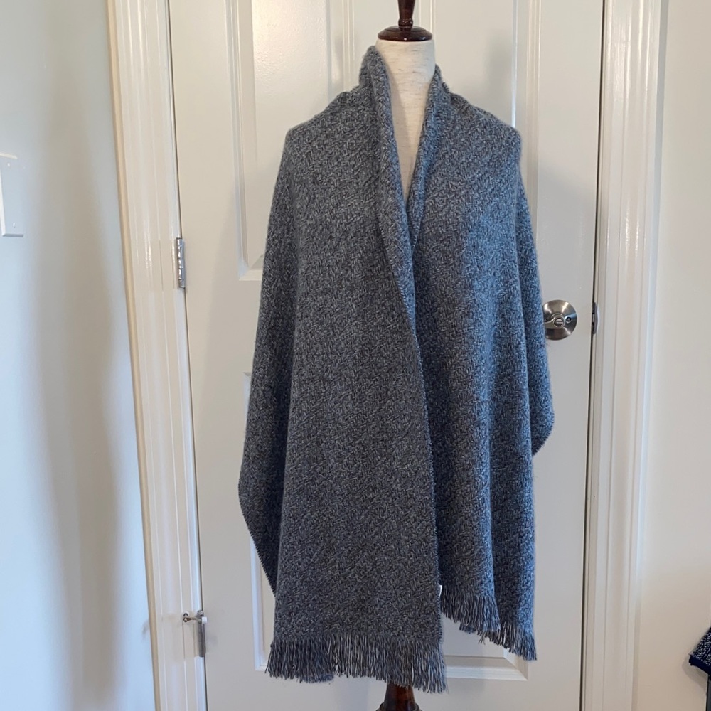 Pretty Persuasions Gray Wrap